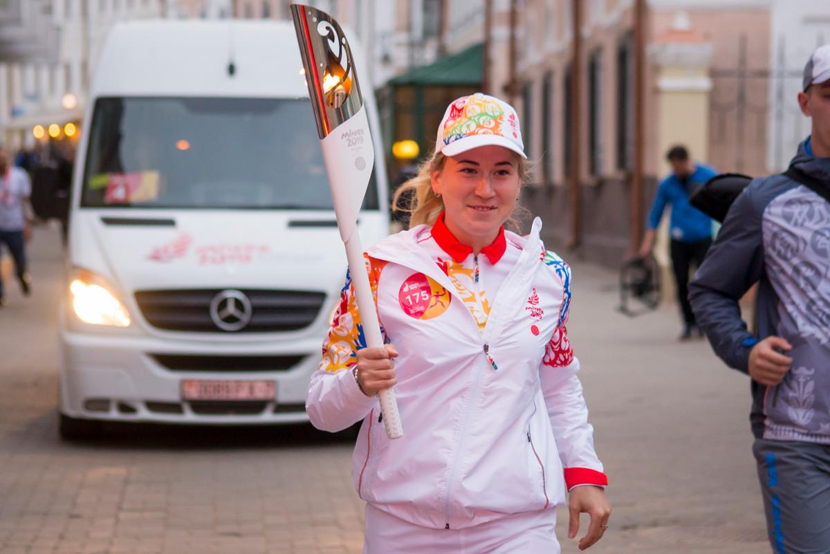 Олимпийская чемпионка Динара Алимбекова поучаствовала в эстафете «Пламя мира» по Могилевской области 