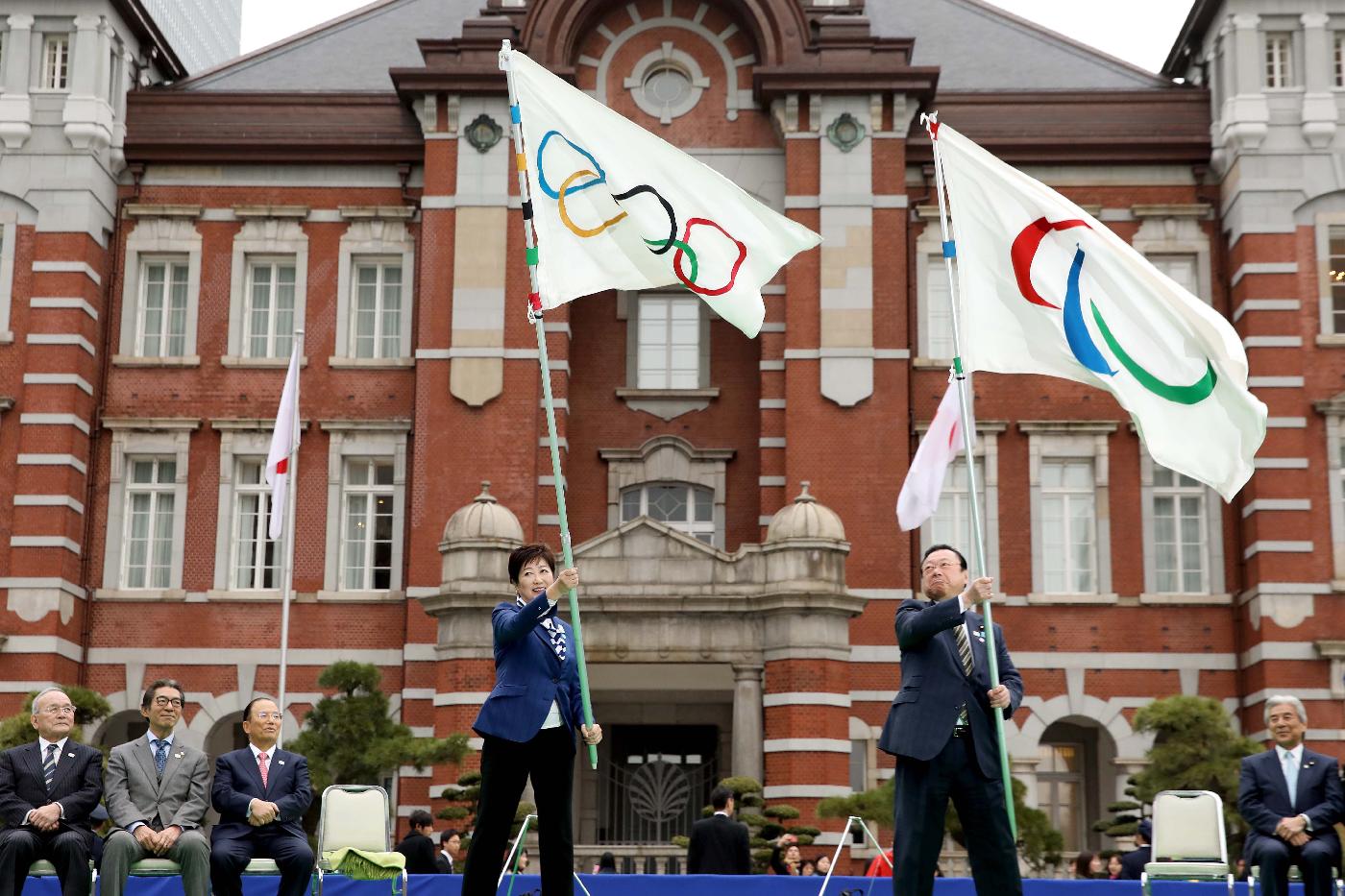 Олимпийский и Паралимпийский флаги возвращаются в Токио после успешного тура по стране