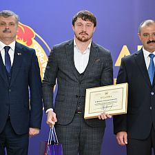 Виктор Лукашенко поздравил Министерство спорта и туризма Республики Беларусь с 30-летием 36