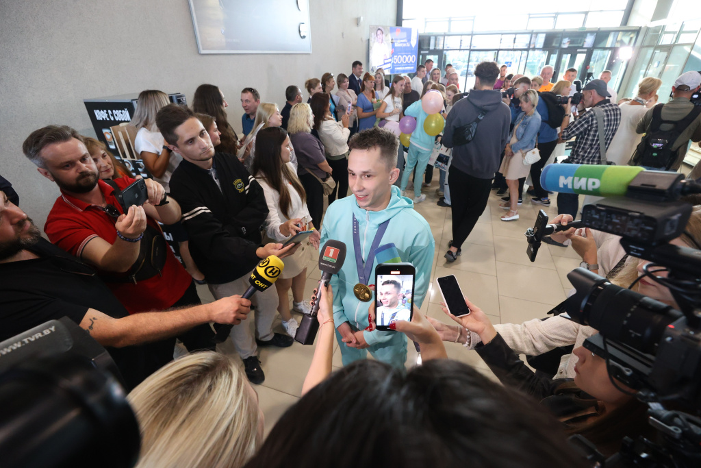 Ivan Litvinovich and Viyaleta Bardzilouskaya welcomed home at Minsk airport