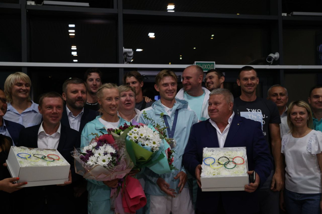 Olympic silver medalist Yauheni Zalaty arrives home to a warm welcome  