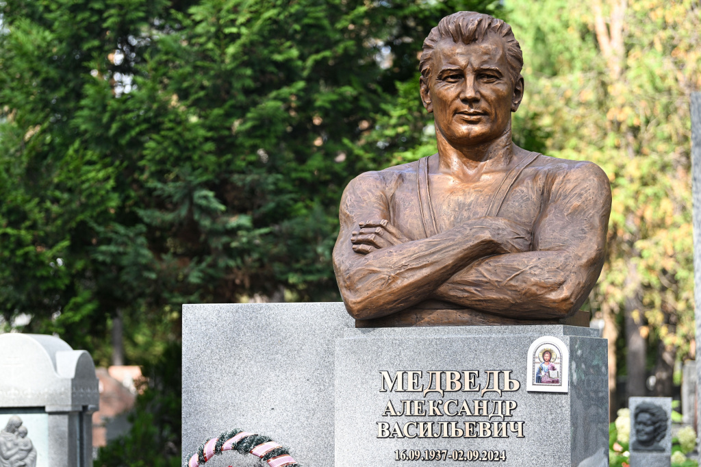 В Минске открыт памятник трехкратному олимпийскому чемпиону Александру Медведю В Минске открыт памятник трехкратному олимпийскому чемпиону Александру Медведю