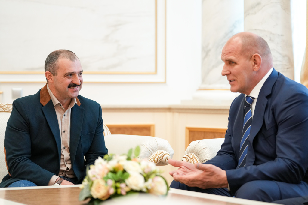 Виктор Лукашенко и Александр Карелин обсудили взаимодействие в спорте