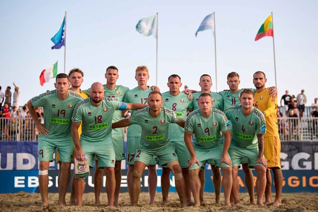 Виктор Лукашенко поздравил сборную по пляжному футболу с бронзой Евролиги Виктор Лукашенко поздравил сборную по пляжному футболу с бронзой Евролиги