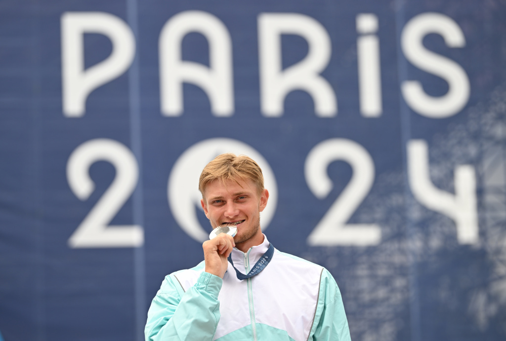 Belarus’ NOC president congratulates Yauheni Zalaty on Paris Olympics silver