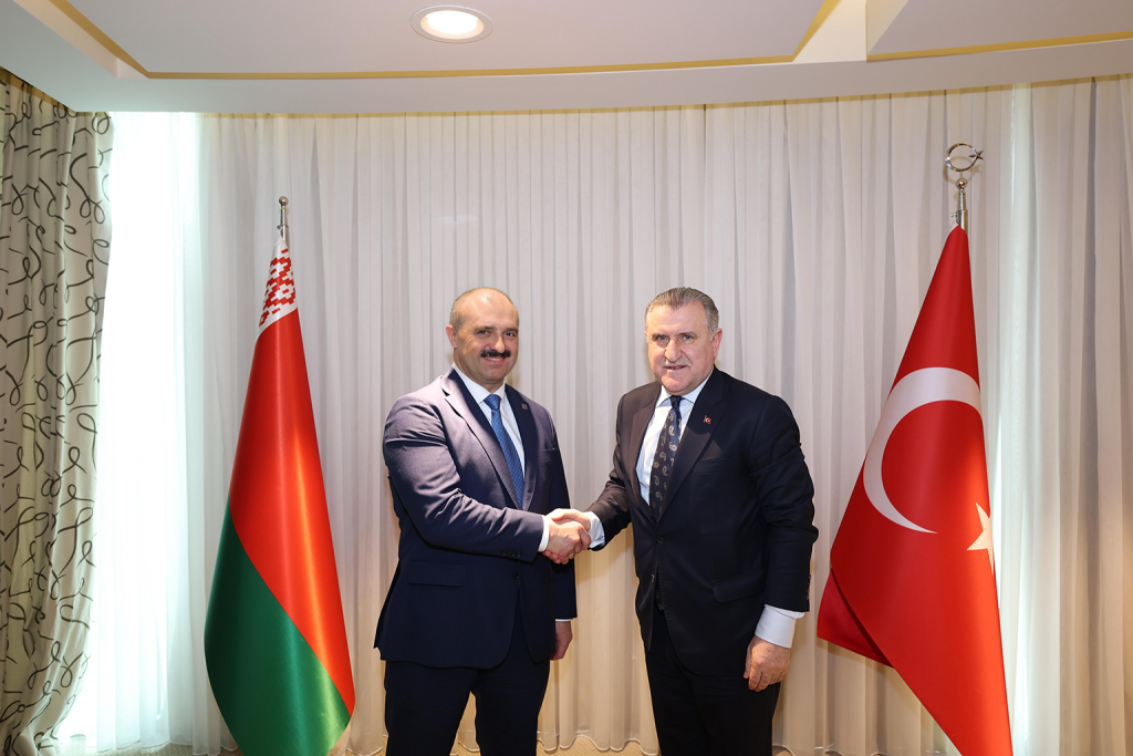 Президент НОК Беларуси провел встречи с главами ряда зарубежных делегаций и руководителями спортивных отраслей на XVIII форуме этноспорта в Турции