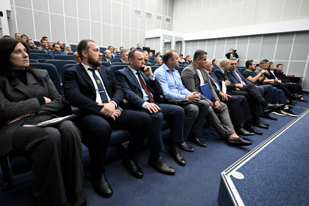 Конфереция ассоциации хоккея 38.jpg