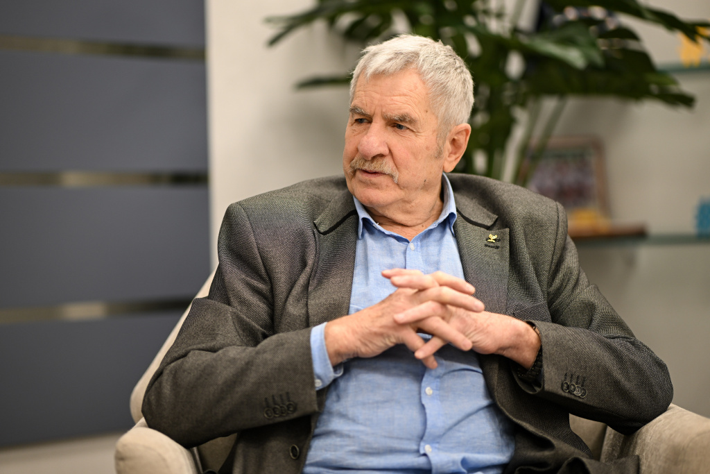 Виктор Лукашенко вручил медаль Национального олимпийского комитета Республики Беларусь -За выдающиеся заслуги- Ивану Едешко 6.JPG