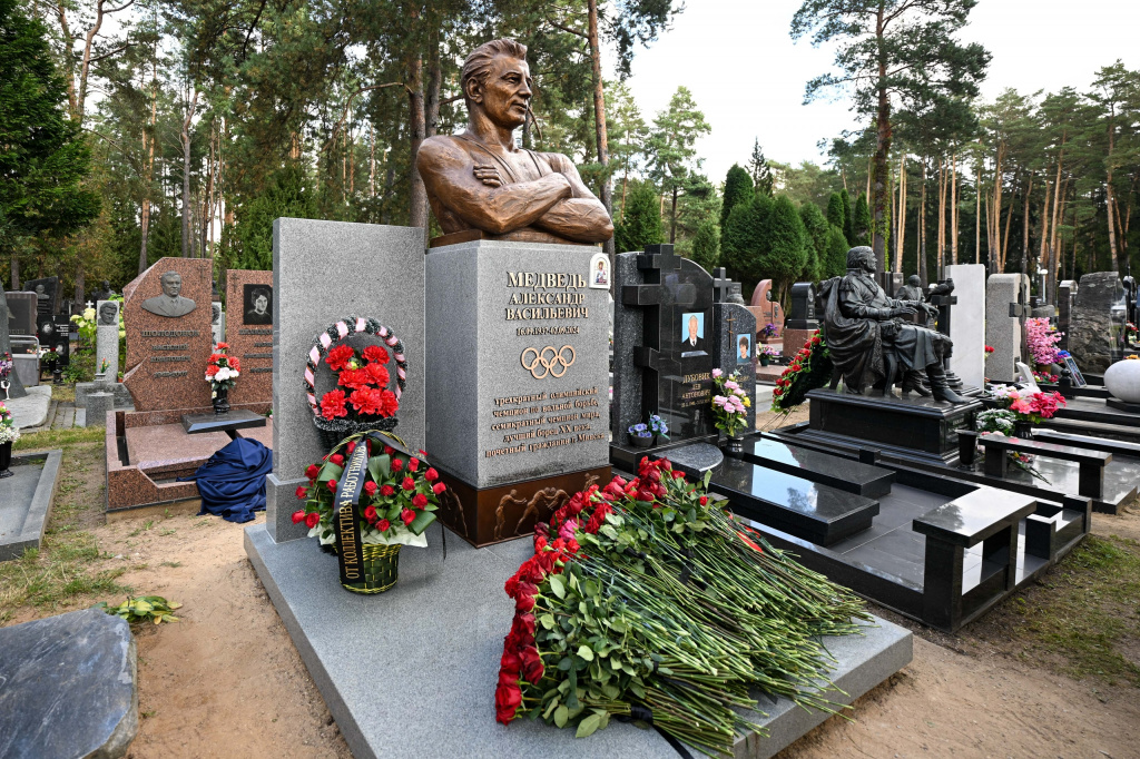 Памятник с венками.jpg