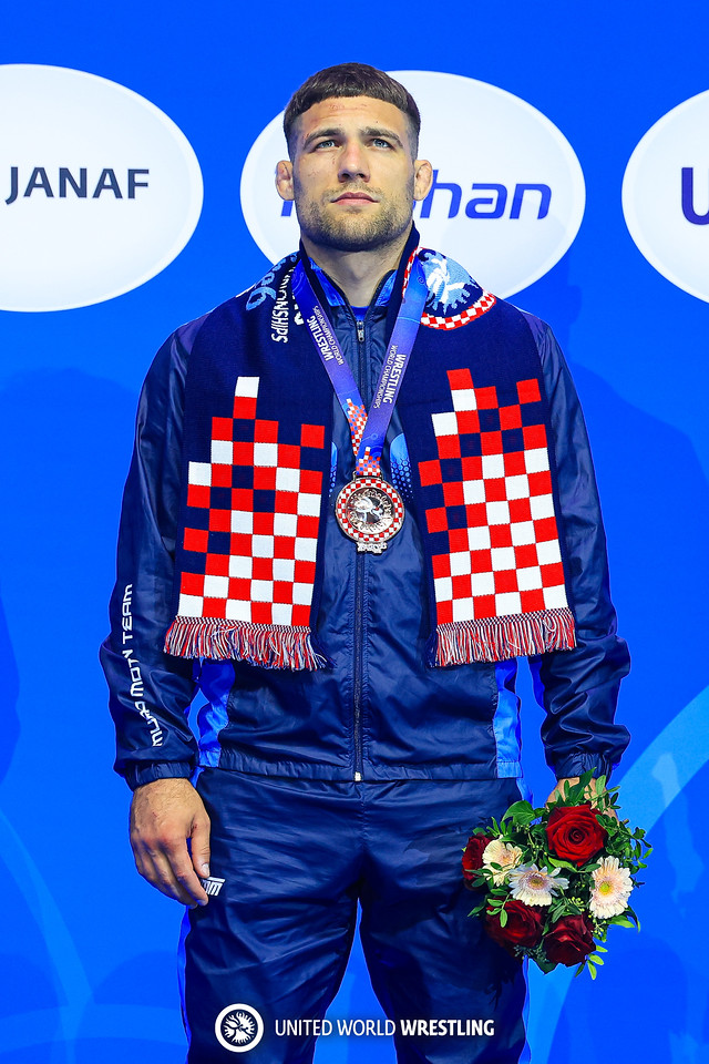 Маскеквич с медалью Хорватия 25.jpg