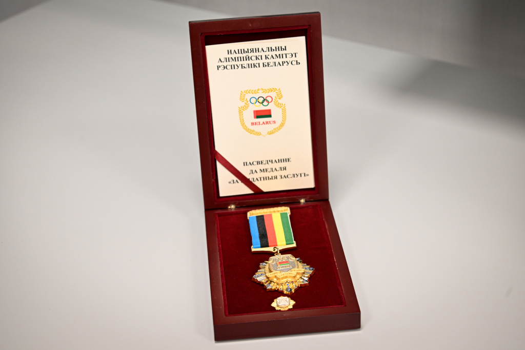 Виктор Лукашенко вручил медаль Национального олимпийского комитета Республики Беларусь -За выдающиеся заслуги- Ивану Едешко 1.JPG