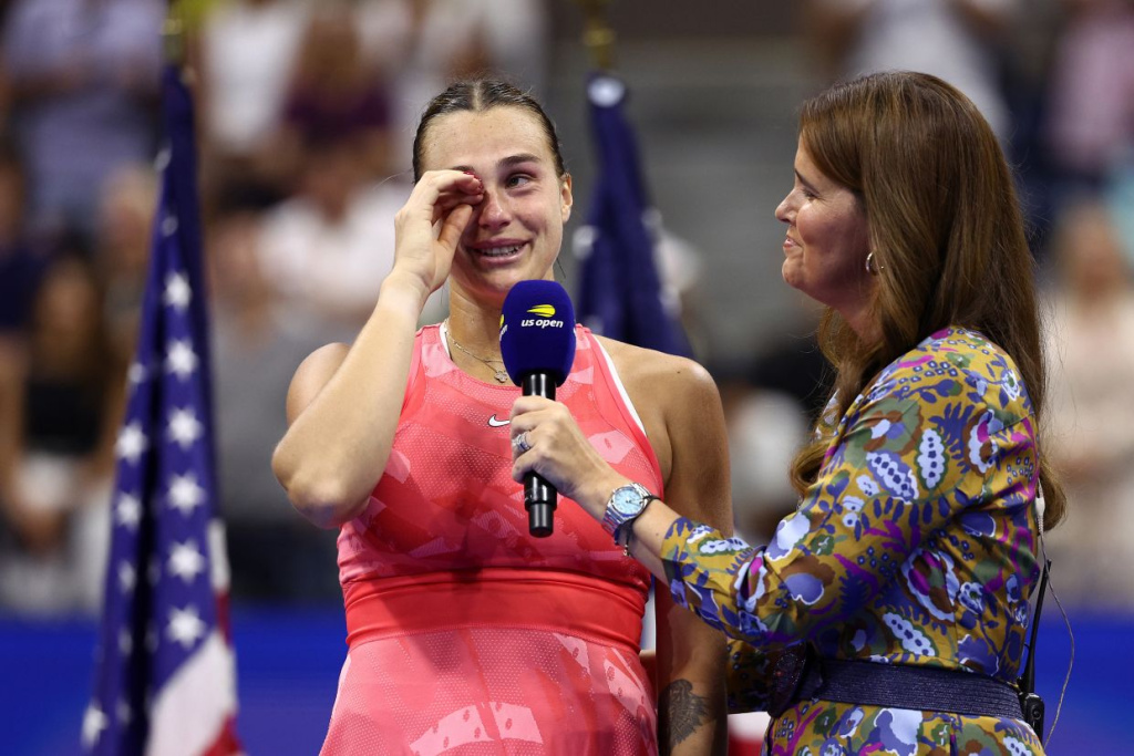 Соболенко плчет после финала US Open.jpg