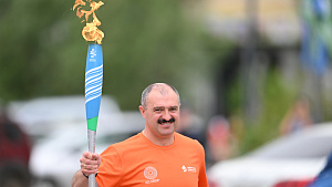 Глава НОК Беларуси Виктор Лукашенко принял участие в эстафете огня VIII Игр "Дети Азии" в Якутске