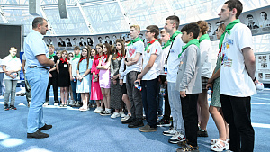Президент НОК Беларуси встретился с юными болельщиками II Игр стран СНГ